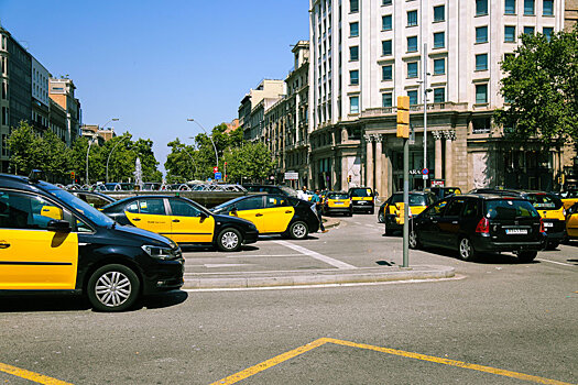 Онлайн-сервисы Uber и Cabify решили приостановить работу в Барселоне