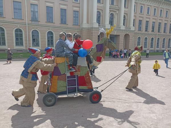 В Петербурге посетителей парка «Академии художеств» в День города развлекают клоуны и артисты