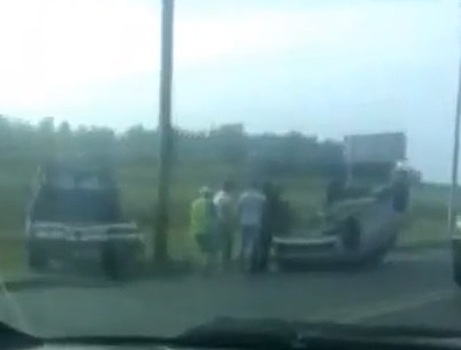 В Волгограде на Второй Продольной перевернулось такси «Яндекс»
