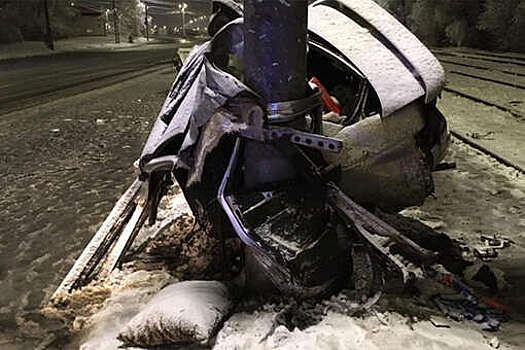 Две девушки скончались после ДТП с 18-летним водителем, который врезался в столб