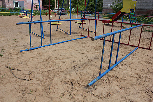 Инцидент с ребенком на игровой площадке расследуют в Тверской области