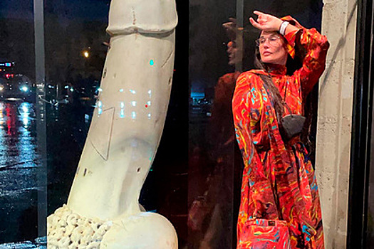 Деми Мур смутила фанатов фотографией с мужским половым органом