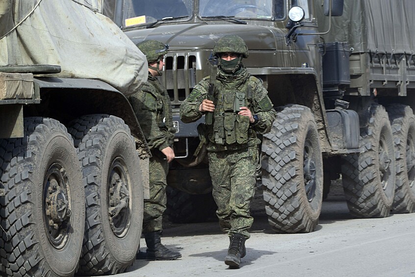 Военнослужащие РФ у колонны бронетехники ВС РФ в Армянске