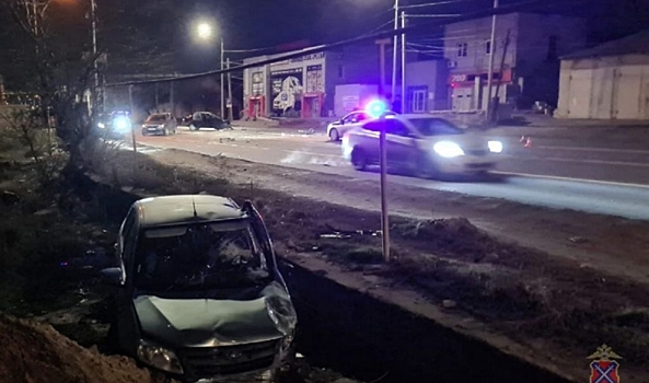 В Ворошиловском районе Волгограда столкнулись сразу 3 автомобиля