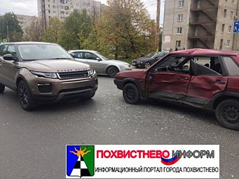 В Тольятти водитель «девятки» не уступил «Range Rover» и оказался заблокированным в салоне своей маш
