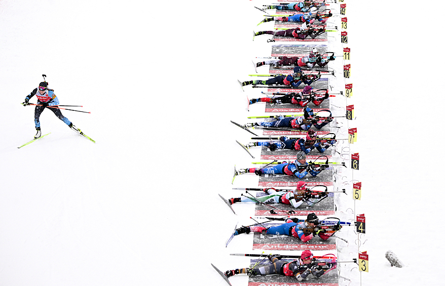 Спортсмены на огневом рубеже одиночной смешанной эстафеты I этапа Кубка России по биатлону в Ханты-Мансийске