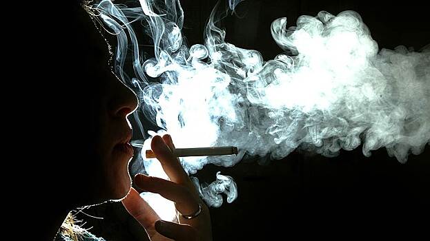 Нарколог предупредил о смертельной опасности курения в жару