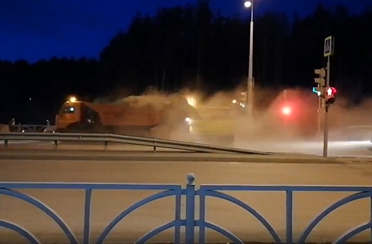 На Краснолесья коммунальщики убрали пыль с дороги на припаркованные автомобили
