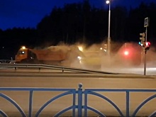 На Краснолесья коммунальщики убрали пыль с дороги на припаркованные автомобили