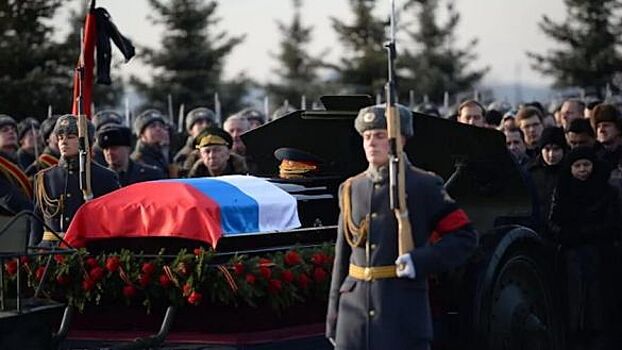 E1.RU: В Сухом Логе похоронили и наградили медалью бойца Макарова из ЧВК «Вагнер»