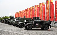 Иностранные военные атташе посетили выставку трофеев на Поклонной горе