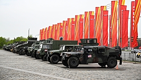Иностранные военные атташе посетили выставку трофеев на Поклонной горе