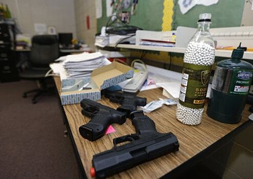 Военные эксперты рассказали о шансах вооружённого учителя остановить террориста в школе