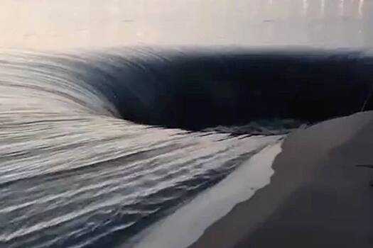 Гигантскую воронку на пляже сняли на видео в России