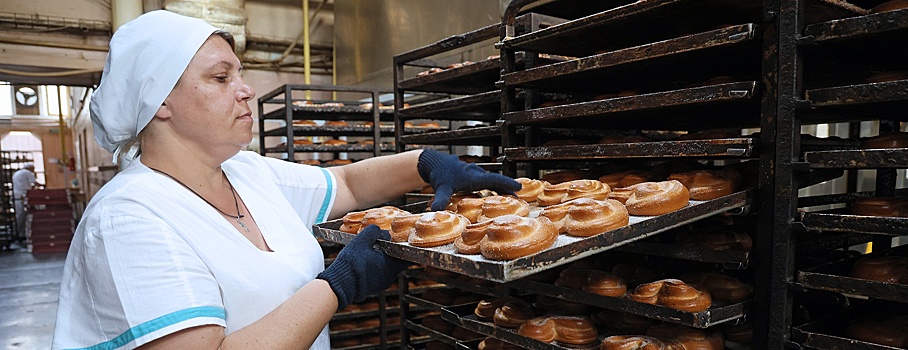 Луганский "хлебушек", футбол и цирк: как живут мирные люди в не совсем мирное время