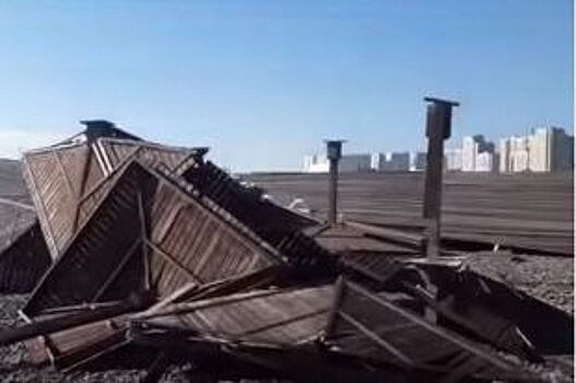 Видео разрушений от урагана в Новороссийске появились в Сети