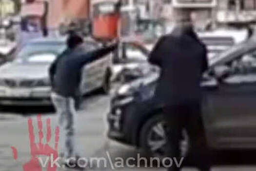 В Челябинске на видео попало, как водитель внедорожника подрался с пенсионером