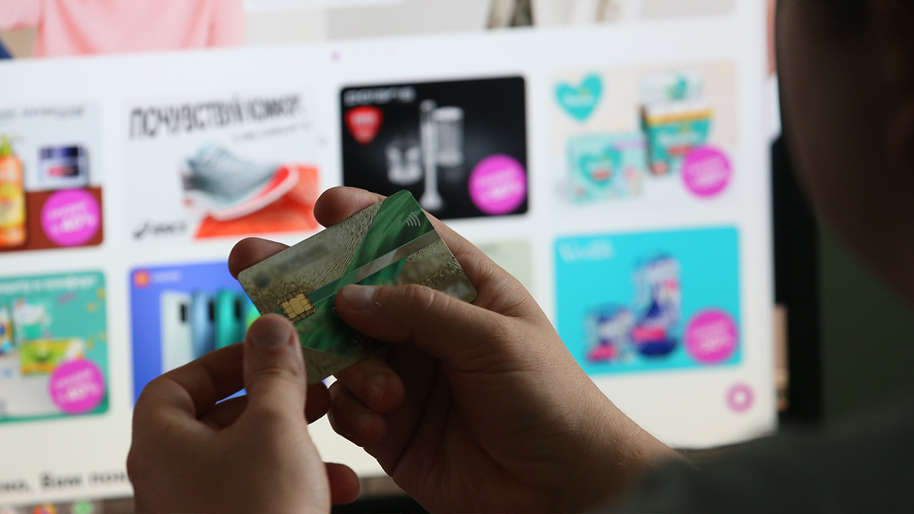 В Якутии полицейские вычислили дроппера аферистов, похитивших у студента и его мамы 800 тысяч рублей