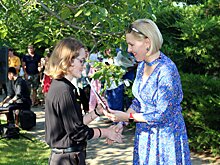 В Анапе выпускникам колледжа вручили дипломы на аллее роз