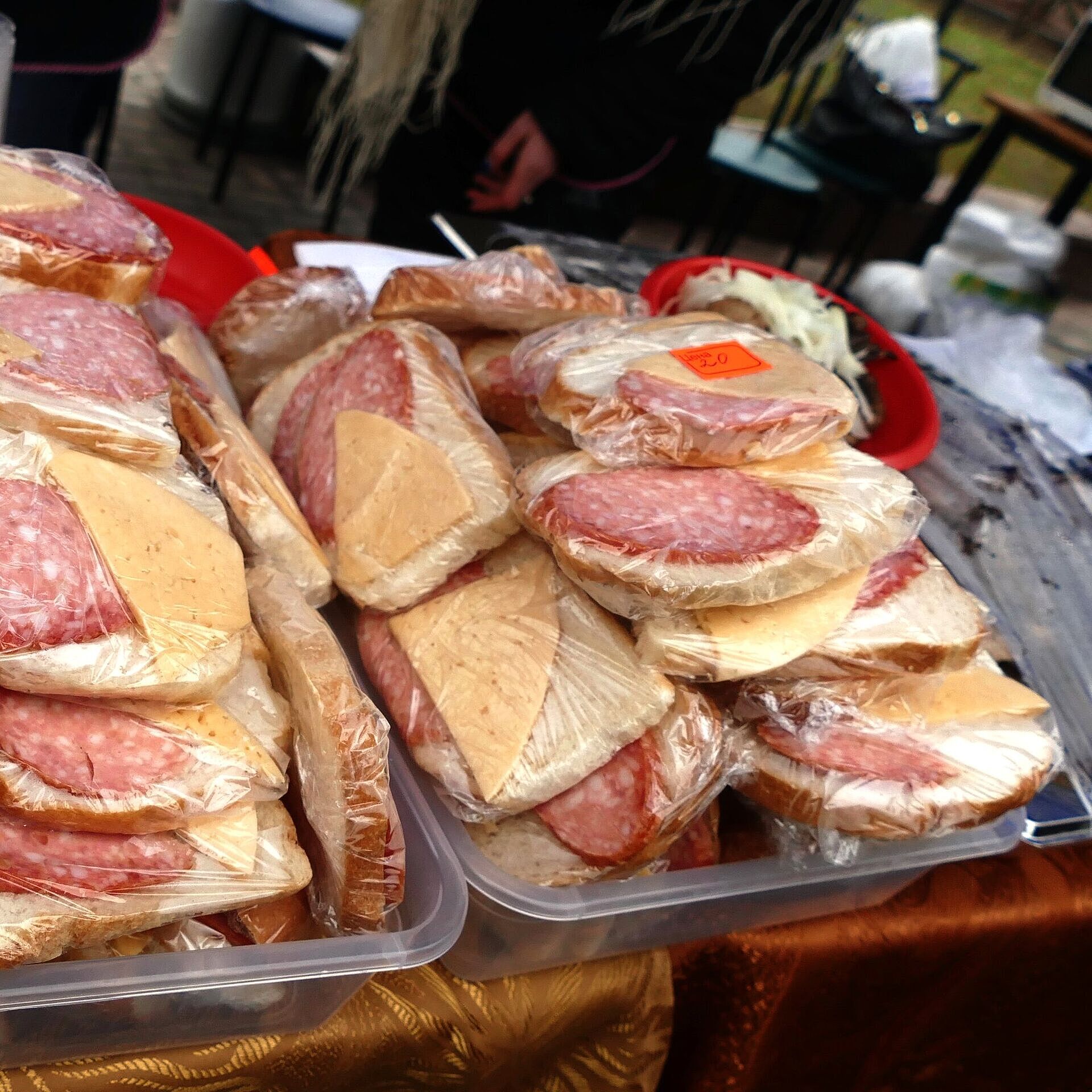 В Госдуме осудили покупающих сыр и колбасу в нарезке россиян