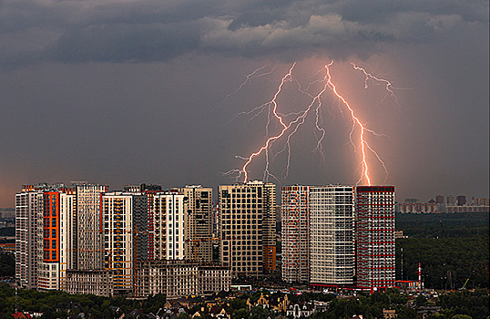 Из-за рекордной жары москвичи массово отправились к водоемам