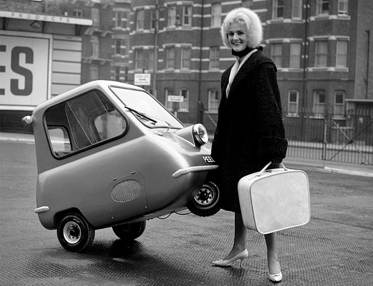 Автомобиль PeelP50 был создан в Англии в 1962 году. В нем помещался один человек, PeelP50 мог разогнаться до 64 км в час.