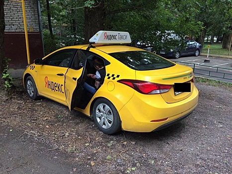 «Вмазывался чем-то». Журналист заподозрил в пассажире «Яндекс.Такси» наркомана