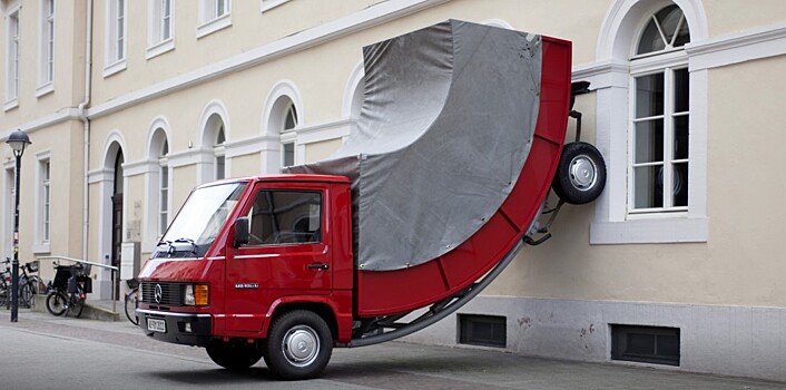 Необычные автомобильные скульптуры Эрвина Вурма