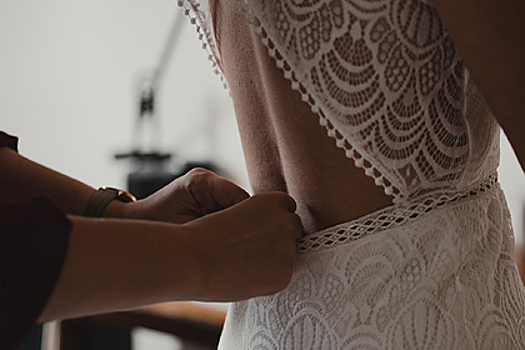 Мать жениха тайно надела свадебное платье его невесты