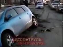 «Противотанковый ров»: во Владивостоке иномарка завалилась в траншею для новой ЛЭП