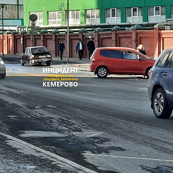 Легковушки жестко столкнулись в Кемерове