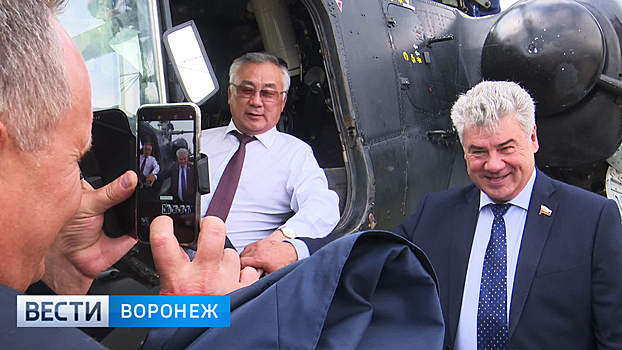 В Воронеже представители Совета Федерации с азартом забирались в «Чёрную акулу» и Су-34