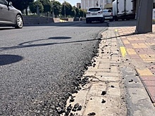 В Курске асфальт на тротуарную плитку уложили для укрепления