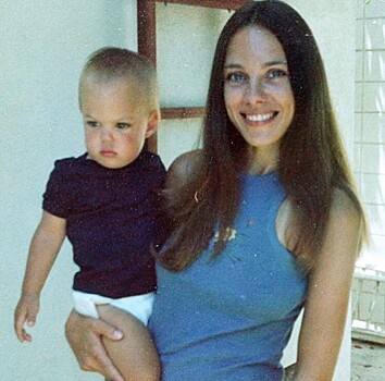 Анджелина Джоли — точная копия своей матери в молодости: фото, которые вы пропустили