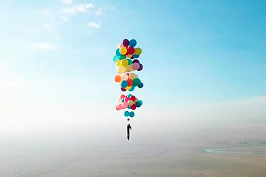 Британец пролетел над Африкой на ста воздушных шариках