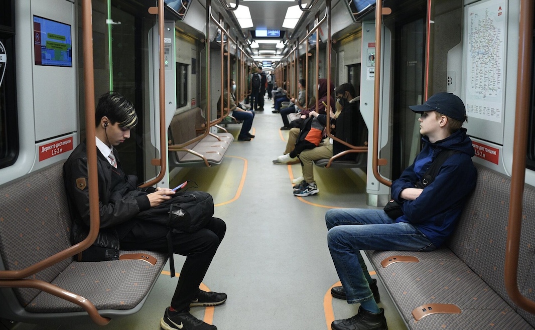 Жители Москвы стали реже читать электронные книги и чаще работать в метро