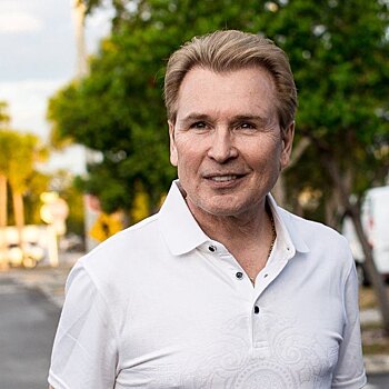 «Истинный баварец»: Александр Малинин в шортах стал похож на коренного немца