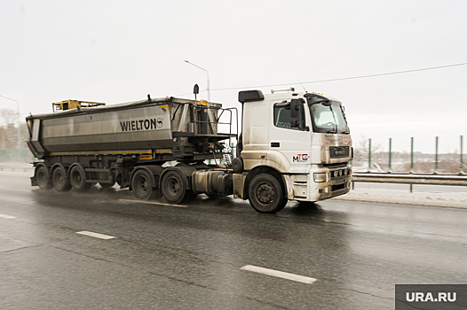 В Челябинской области на трассе М-5 «Урал» горит грузовой автомобиль
