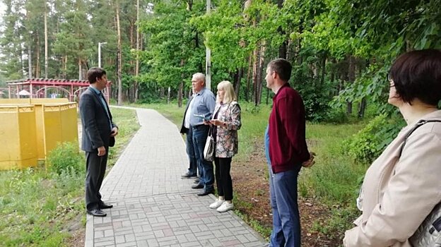 Со дна пруда в Заречном достали битое стекло, банки и бревна