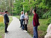 Со дна пруда в Заречном достали битое стекло, банки и бревна