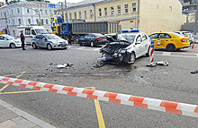 В Москве «гонщик» на Merсedes протаранил патрульную машину