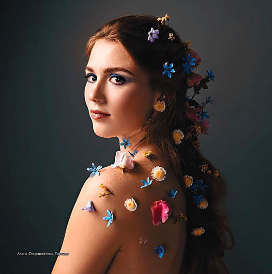 Алена Старовойтова из «Торнадо» выбрала ракурс со спины. Её волосы и плечи украшают макушки цветов.