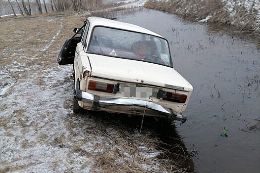 В Башкирии ветер за полчаса опрокинул два автомобиля