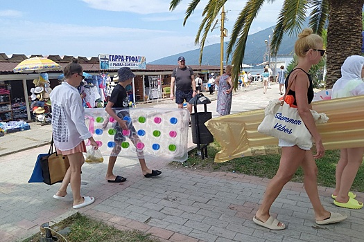 Как российские туристы в Абхазии отреагировали на резкое повышение штрафов за купальники