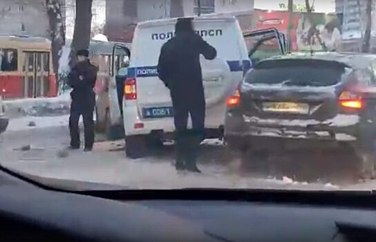 В Екатеринбурге 4 автомобиля столкнулись с машиной полиции