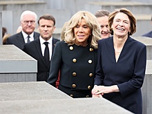 Bild: Первые леди Франции и Германии рассмеялись, посещая мемориал холокоста