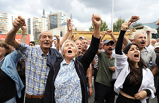 Жители Стамбула протестуют возле офиса оппозиционной Народно-республиканской партии