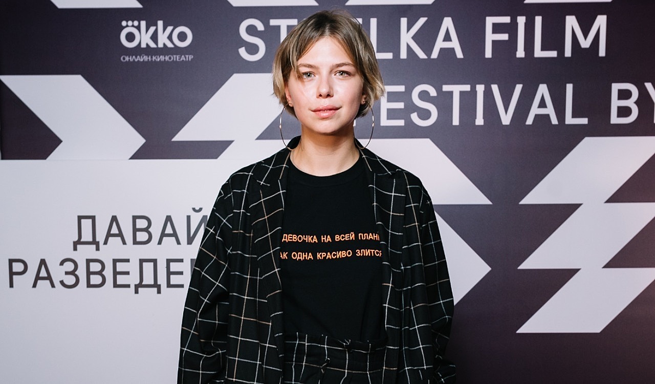 Вилкова пришла на премьеру фильма «Давай разведемся» в костюме в пижамном стиле, а Топольницкая — в футболке со смайликом и укороченных джинсах