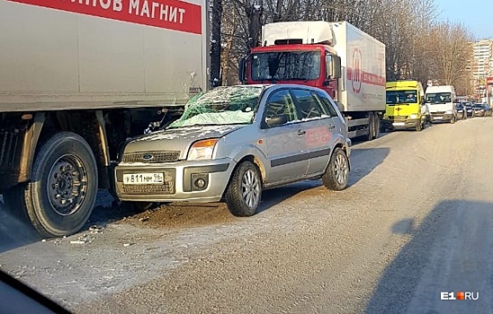 «У водителя забинтовано лицо»: на Ботанике Ford врезался в стоящий прицеп