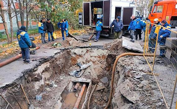 В Курске на проспекте Ленинского комсомола устранили аварию на теплосетях